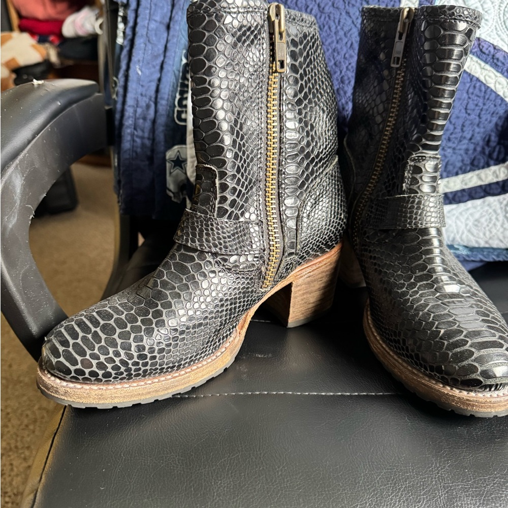 Black Textured Ankle Boots Carlito by Freebird